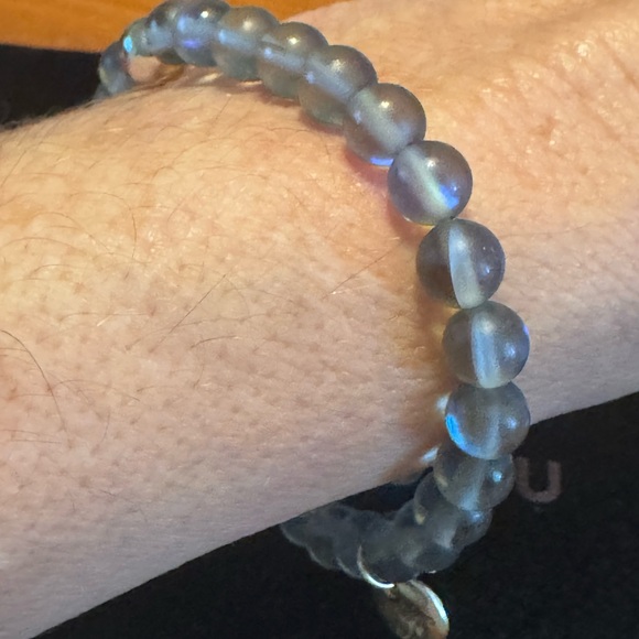 Nogu Iridescent Gray with Silver Mermaid Beaded Stretch Bracelet - Picture 4 of 10